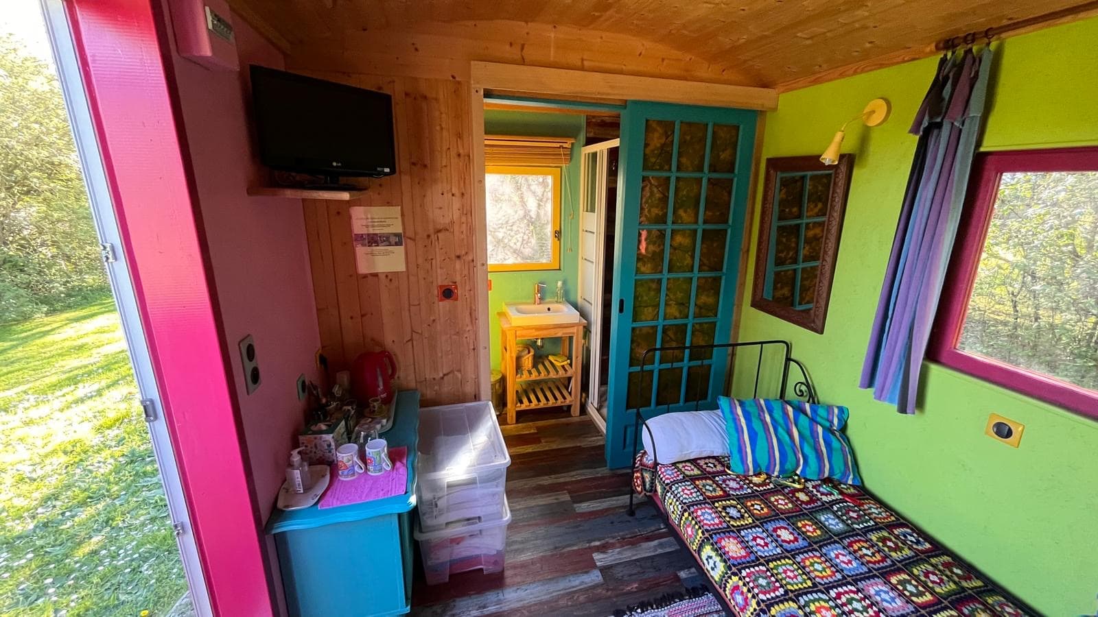 Intérieur coloré de la roulotte