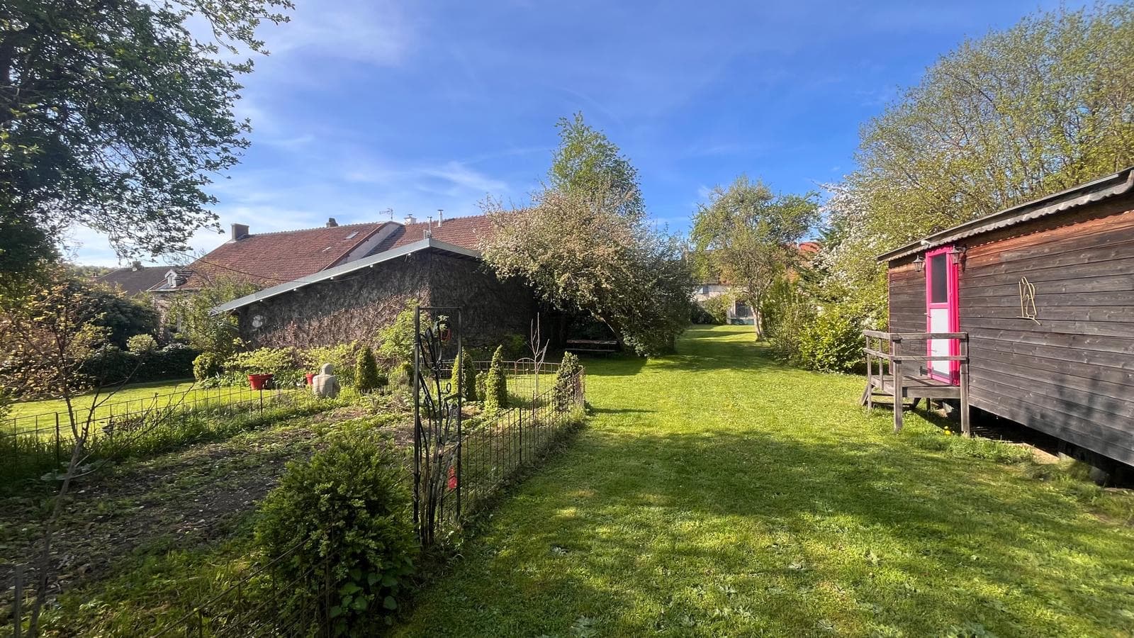 Allée du jardin entre le potager et la roulotte