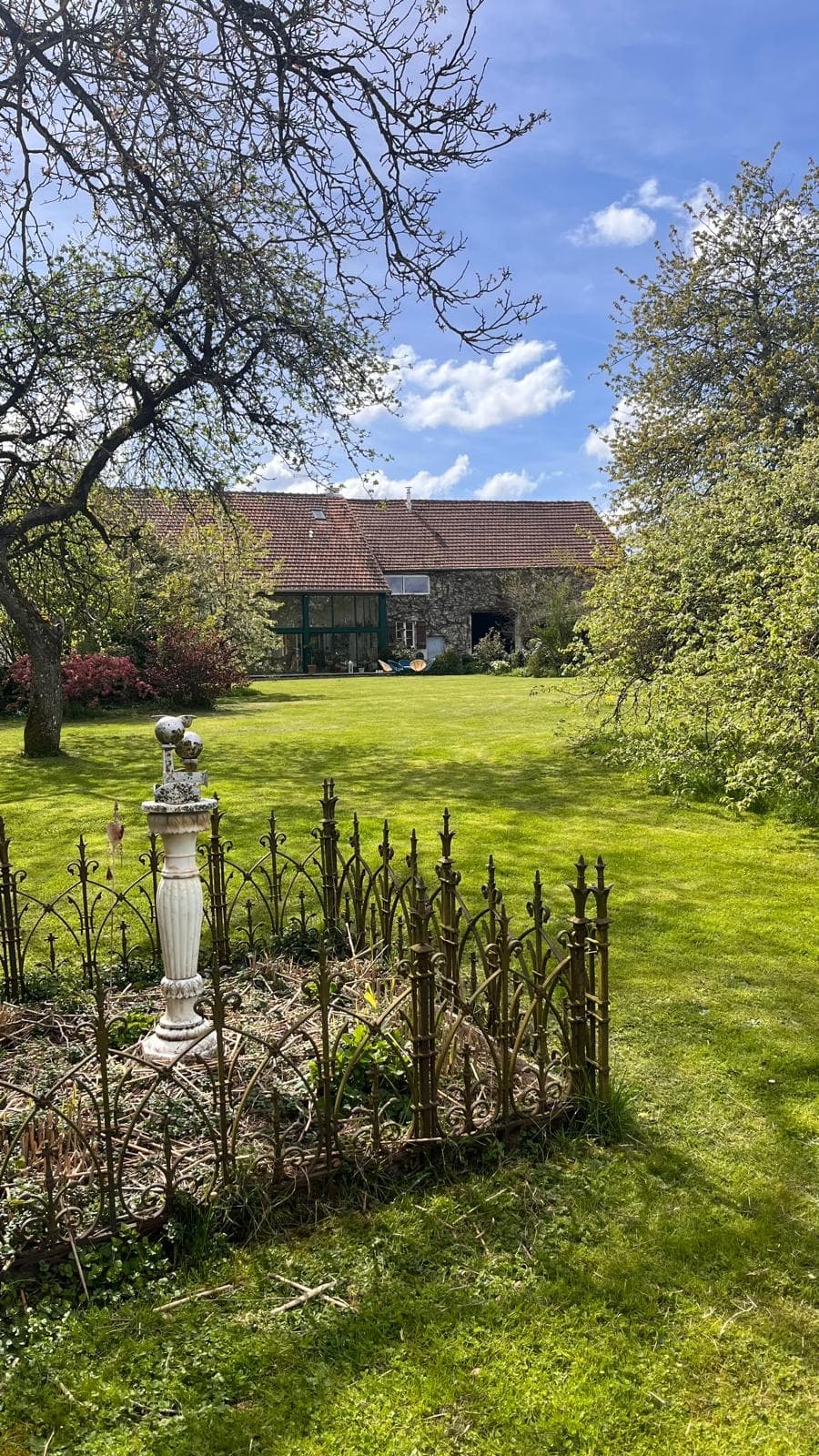 La maison vue depuis le jardin, sous un pommier